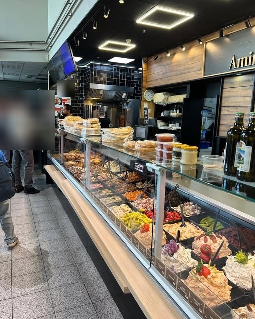 Amir's Feinkost Frischetheke und Schalen