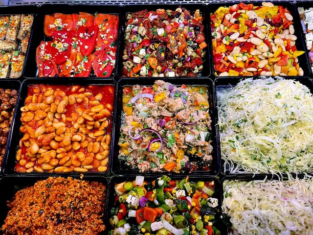 Frische Mezze und Salate bei Amir's Feinkost